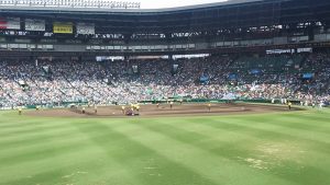 全力でグランド整備する阪神園芸さん