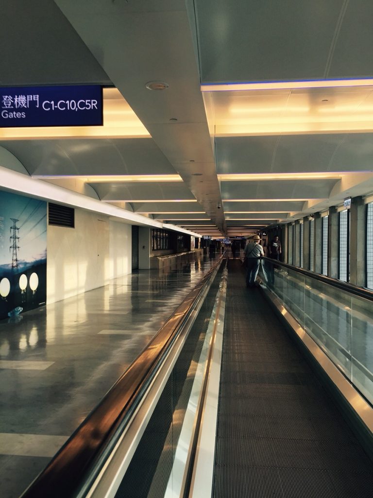 今回はちらっと画像だけ…台北桃園空港内の動く歩道です。