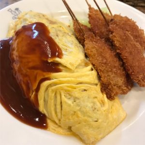 心斎橋明治軒のオムライス。昭和レトロな洋食屋さんで味も絶品。