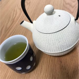 ちょっとレトロな湯呑がポイント。茶葉は知覧茶です。