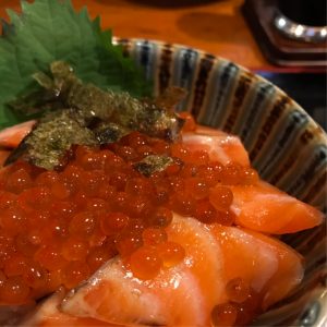 いつもおいしいごはんを提供してくれる江坂『居酒屋ここ』のサーモンとイクラの親子丼！